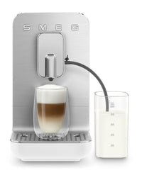 Smeg Fully Automatic Espresso Maker with Milk Container - Matte White - BCC13WHMUS | Machine à espresso Smeg entièrement automatique avec contenant de lait - blanc mat - BCC13WHMUS | BCC13WHM