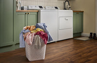 Whirlpool 4.8 Cu. Ft. Top Load Washer and 7 Cu. Ft. Electric Dryer with AutoSensing - White | Laveuse à chargement par le haut 4,8 pi3 et sécheuse électrique 7 pi3 avec détection automatique de Whirlpool - blanches