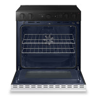 Samsung Bespoke 6.3 Cu. Ft. Smart Electric Range with Air Fry and Air Sous Vide - NSE6DB850012AC | Cuisinière intelligente électrique Bespoke de Samsung de 6,3 pi3 avec fonctions AirFry et Air Sous Vide - NSE6DB850012AC | NSE6D85W