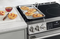 Café 5.7 Cu. Ft. Smart Induction Range with In-Oven Camera - CHS90XP2MS1 | Cuisinière intelligente à induction Café 5,7 pi3 avec caméra dans le four - CHS90XP2MS1 | CHS90XSS