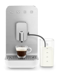 Smeg Fully Automatic Espresso Maker with Milk Container - Matte White - BCC13WHMUS | Machine à espresso Smeg entièrement automatique avec contenant de lait - blanc mat - BCC13WHMUS | BCC13WHM