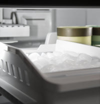 GE 33" 24.7 Cu. Ft. French-Door Refrigerator – Fingerprint Stainless Steel - GNE25JYKFS | Réfrigérateur GE de 24,7 pi3 et de 33 po à portes françaises - acier inoxydable résistant aux traces de doigts - GNE25JYKFS