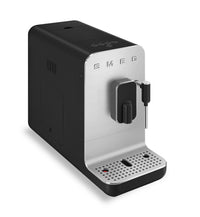Smeg Fully Automatic Espresso Maker with Milk Wand - BCC02BLMUS|Machine à espresso Smeg entièrement automatique avec buse vapeur - BCC02BLMUS