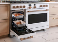 Café 48" Commercial-Style Dual Fuel Range with Griddle - C2Y486P4TW2 | Cuisinière hybride Café de 48 po de style commercial avec plaque chauffante - C2Y486P4TW2 | C2Y486TW