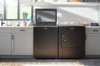 Maytag 5.4 Cu. Ft. Pet Pro Top-Load Washer and 7 Cu. Ft. Gas Dryer - Volcano Black | Laveuse Pet Pro à chargement par le haut 5,4 pi³ et sécheuse à gaz 7 pi³ de Maytag – noir volcan | MATL65BG