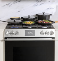 Café 5.7 Cu. Ft. 6-Burner Front-Control Dual Fuel Range - CC2S900M2NS5 | Cuisinière hybride Café de 5,7 pi3 avec commandes à l’avant et 6 brûleurs - CC2S900M2NS5 | CC2S900N